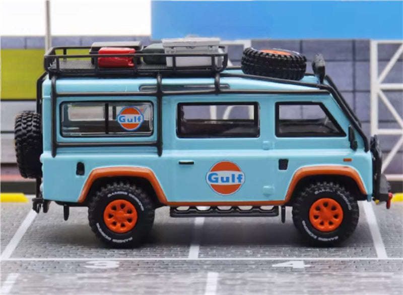Master Land Rover Defender Van Gulf with accessories 1:64 Car Pre-built Airliner Model Display view3
