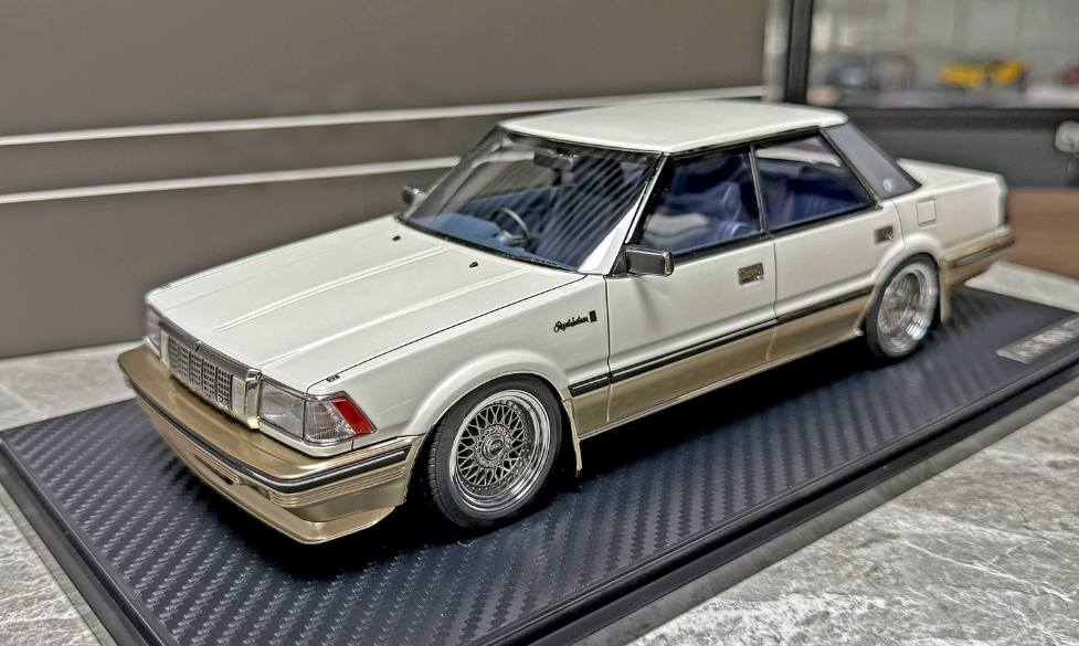 1:18 Toyota Crown G (120)  white  IGNITION MODEL 2.8 Silver Wheel Resin car Model