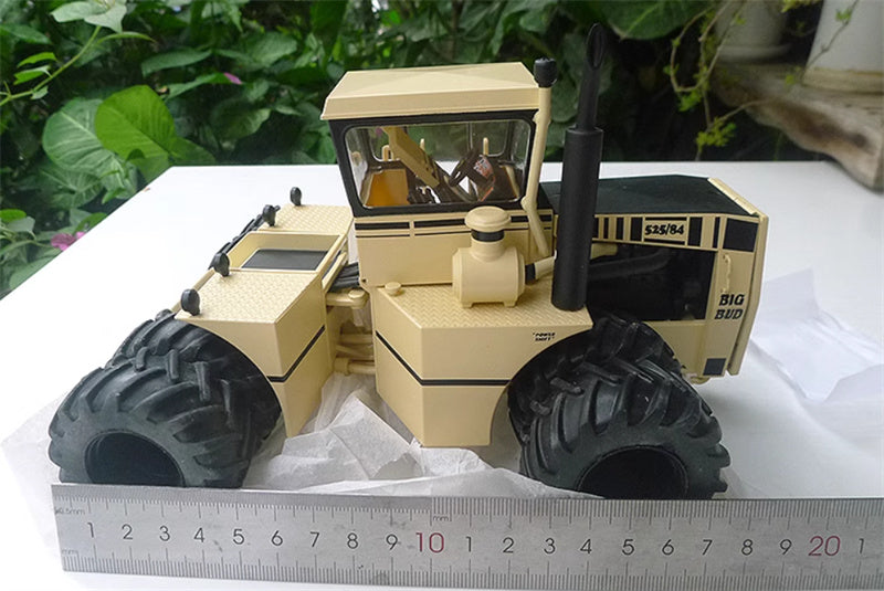 Top Shelf Replicas Big Bud 525/84 eight wheel high horsepower agricultural tractor milky white 1:32 Truck Pre-built Model