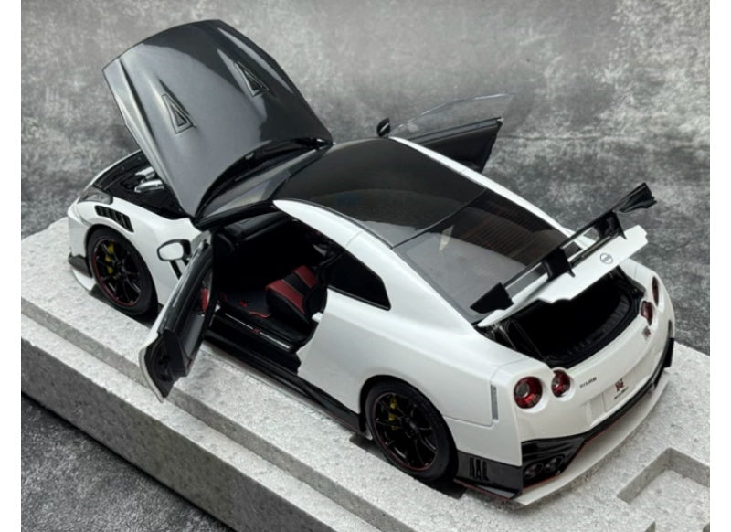1:18 Nissan GT-R NISMO R35 2022 Brilliant White Pearl MOTORHELIX Special Edition Limited Edition 699PCS ONLY DIECAST Model