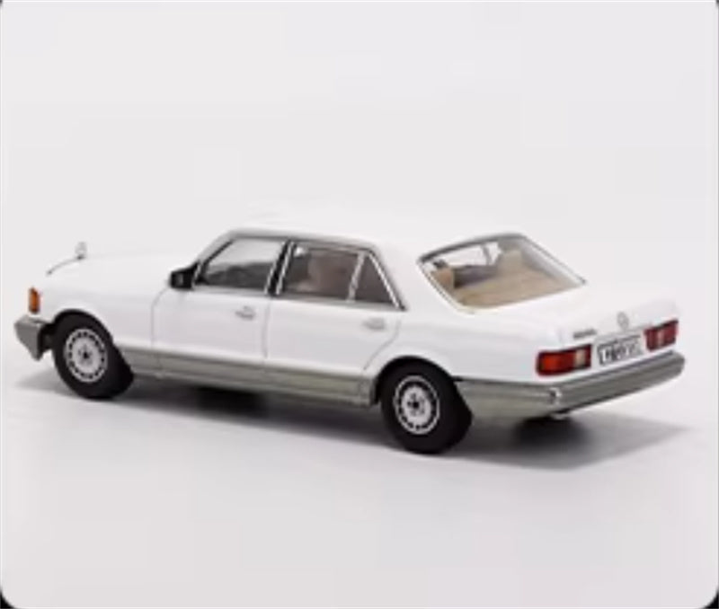 Master Mercedes Benz 560SEL W126 White regular version 1:64 Car Pre-built Airliner Model Display view2
