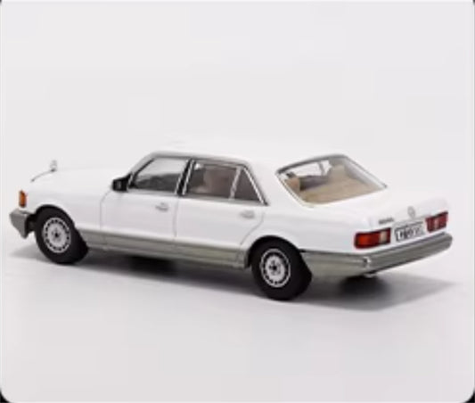 Master Mercedes Benz 560SEL W126 White regular version 1:64 Car Pre-built Airliner Model Display view2