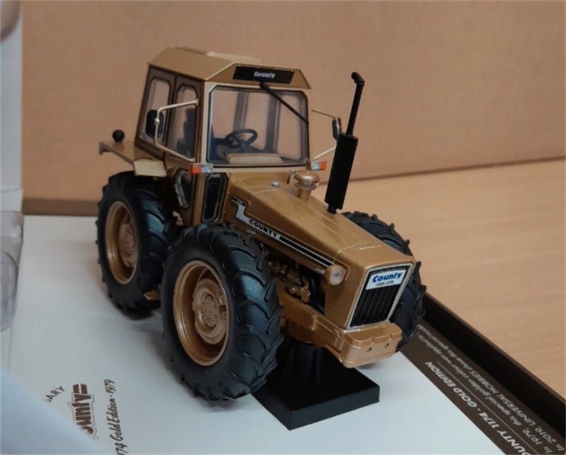 Universal Hobbies FORD COUNTY 1174 tractor gold Limited Edition 50th anniversary 1:32 Truck Pre-built Model