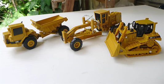NORSCOT cat Construction Gift Set (12G Motor Grader D6R XL Track Type Tractor D25D Articulated Truck) yellow 1:64 Truck Pre-built Model