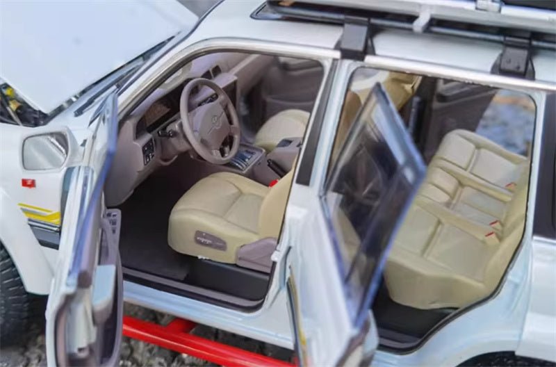 KengFai Toyota Land Cruiser LC80 White Off Road Edition With luggage rack 1:18 Truck Pre-built Model view9