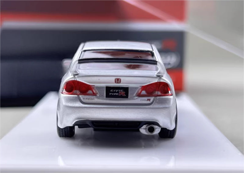 MOTORHELIX The hood can be opened, and a hubcap is included. 1:64 car Pre-built Model view6