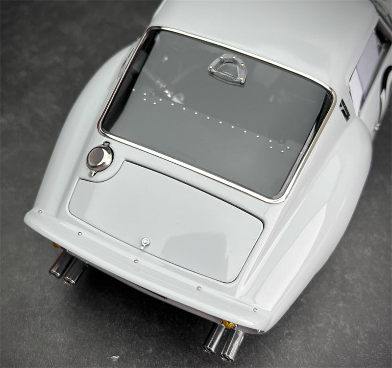 CMC Ferrari 250 GTO Tourist Trophy 1962 (RHD) Hill #10 Limited Edition Off-White 1:18 Car Pre-a Model