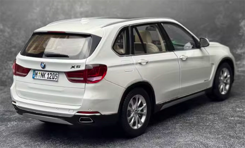 Paragon BMW X5 F15 White 1:18 Car Pre-built Model view3