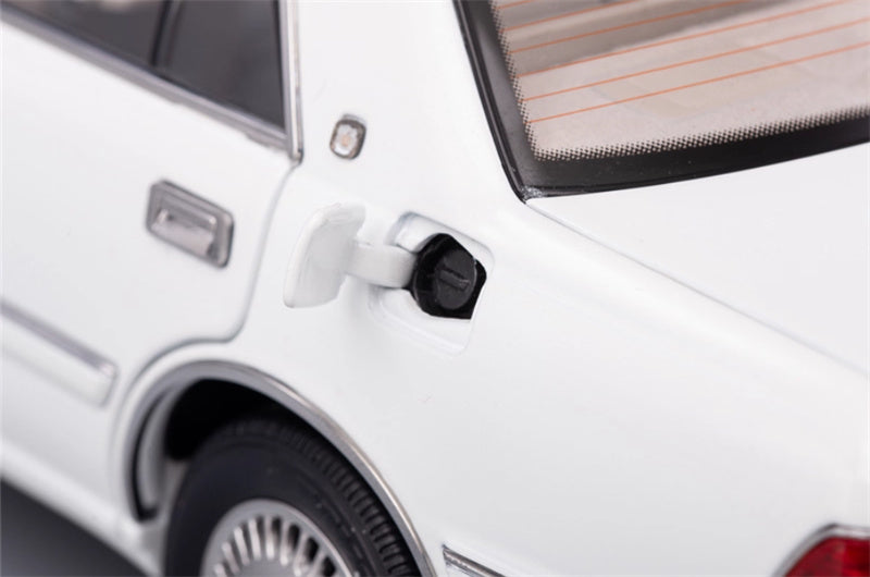 KengFai Toyota Crown 155 white 1:18 Car Pre-built Model view12