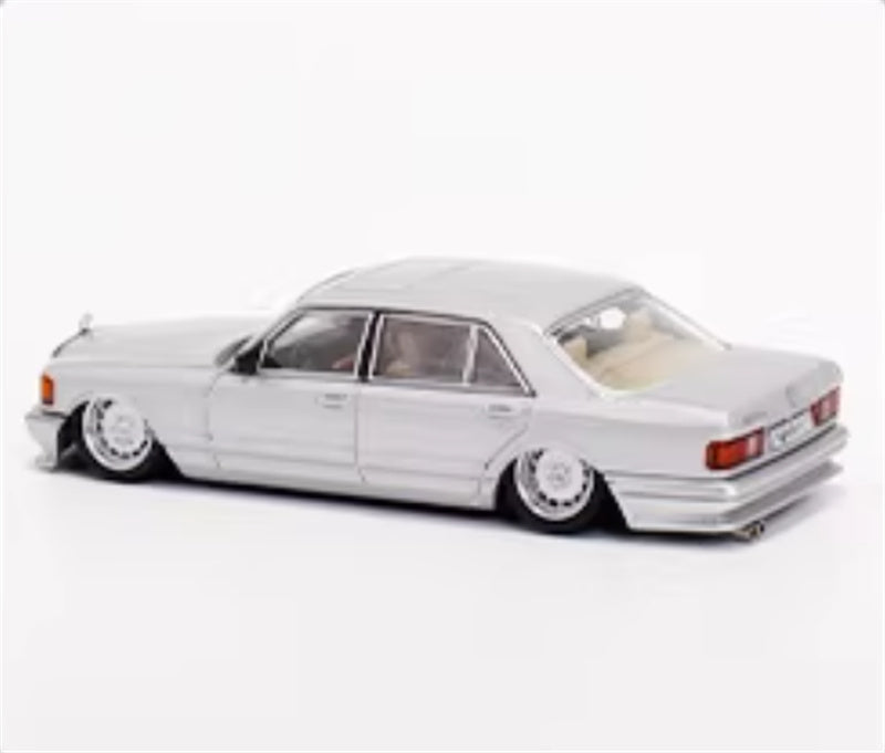 Master Mercedes Benz 560SEL W126 metallic silver Low lying version 1:64 Car Pre-built Airliner Model Display view2