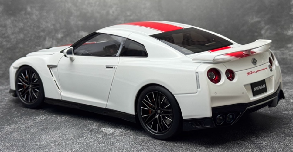 Motorhelix Nissan GT-R (R35) 50th Anniversary Edition White Limited Edition 699PCS ONLY 1:18 Car Pre-built Model view3