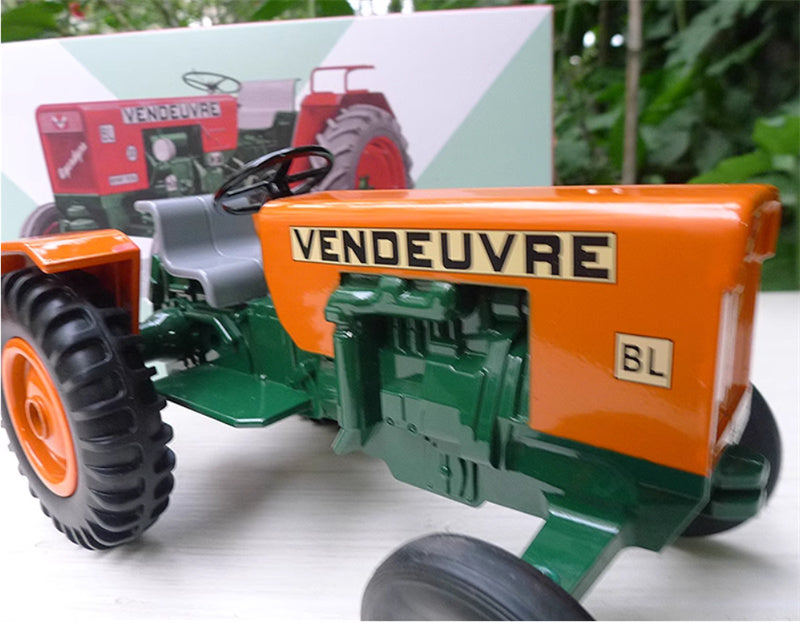 Universal Hobbies VENDEUVRE BL Agrodyne Classical tractor 1:16 Truck Pre-built Model