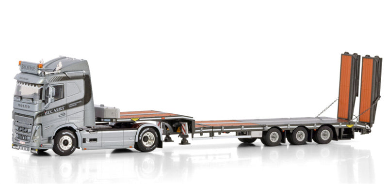 WSI VOLVO FH5 SLEEPER CAB 4X2 SEMI LOW LOADER WITH RAMPS - 3 AXLE Becatrans BV 1:50 Model