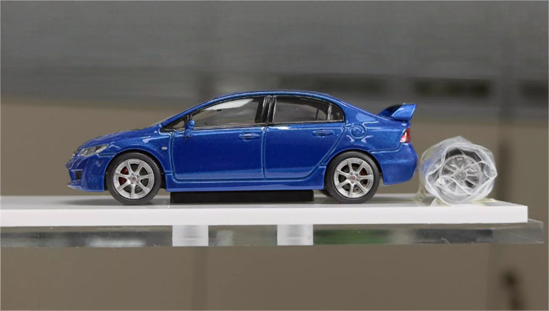 MOTORHELIX The hood can be opened, and a hubcap is included. 1:64 car Pre-built Model view5