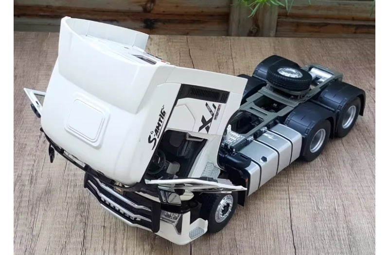 Sinotruk HOWO MAX tractor White 1:24 Truck Pre-built Airliner Model Display view4