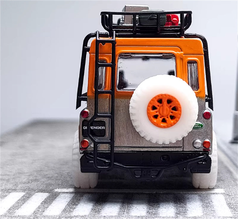 Master Land Rover Defender Van Gulf Clear varnish coating with accessories 1:64 Car Pre-built Airliner Model Display view7