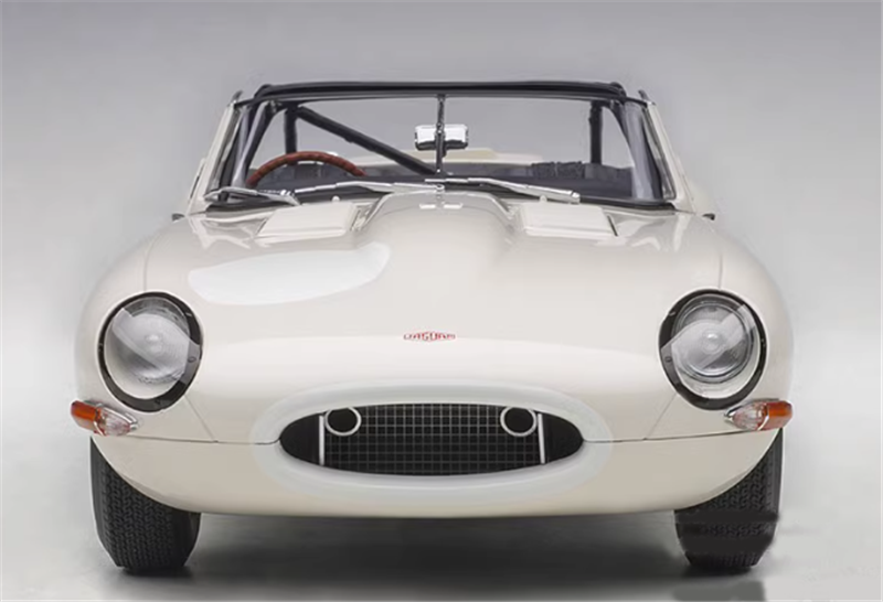 AUTOART JAGUAR LIGHTWEIGHT E-TYPE white 1/18car Pre-a Model