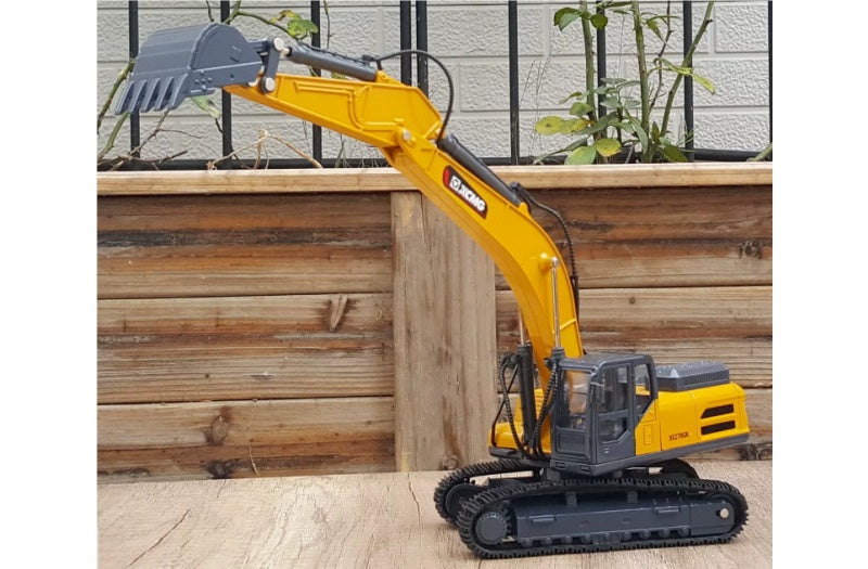 XCMG XE270GK Excavator Yellow 1:40 Truck Pre-built Airliner Model Display view3