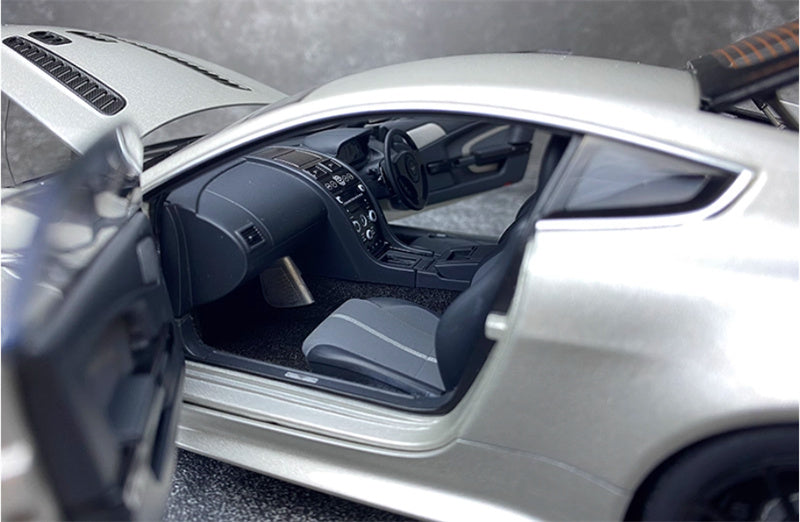 AUTOART Aston Martin V12 Vantage S 2015 Silver 1:18 Car Pre-built Model view2