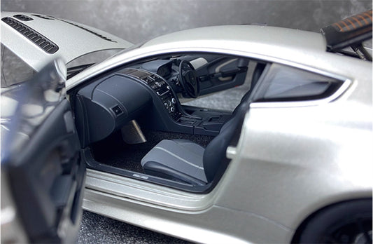 AUTOART Aston Martin V12 Vantage S 2015 Silver 1:18 Car Pre-built Model view2