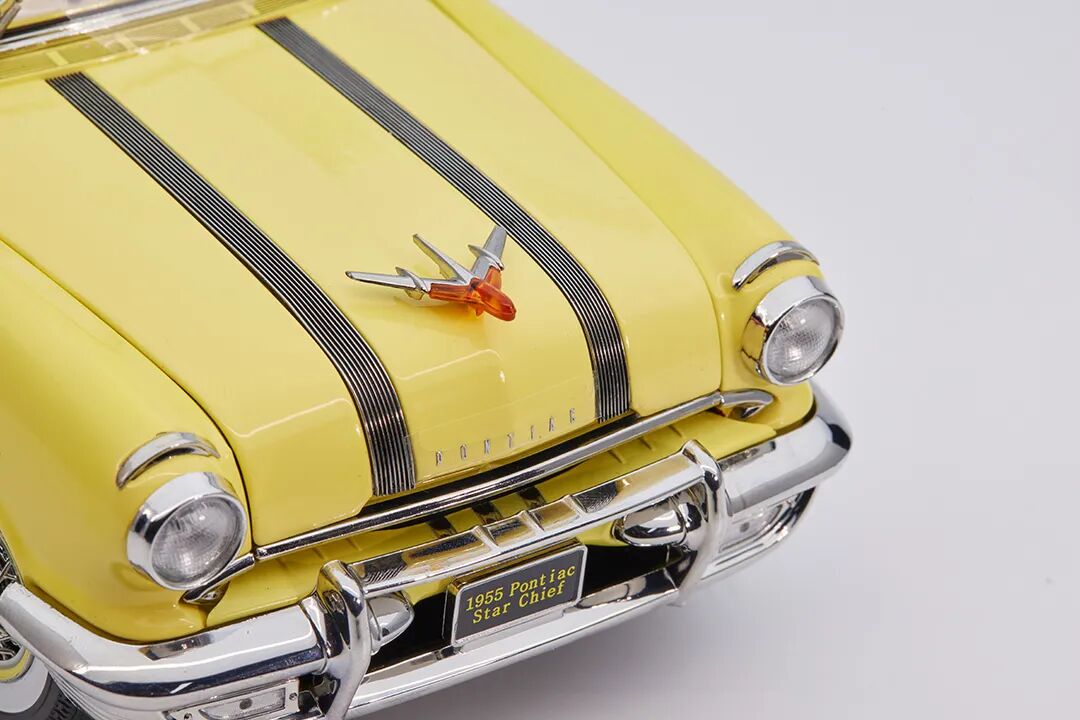 Sun Star 1:18 1955 Pontiac Star Chief Open Convertible diecast model yellow