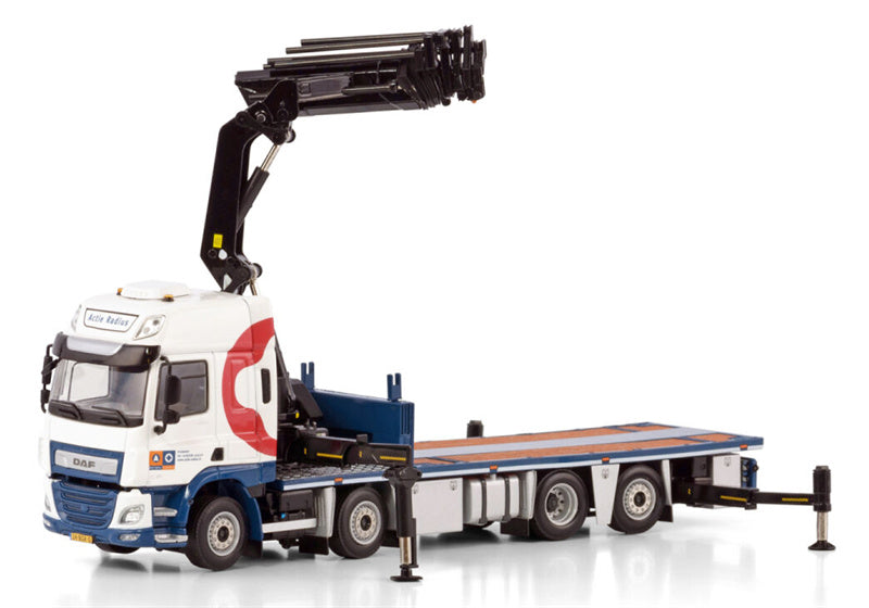 WSI DAF CF SPACE CAB MY2017 RIGED FLAT BED TRUCK 8X2 TAG AXLE WITH PALFINGER PK 65002 SH + JIB Actie Radiu 1:50 Model