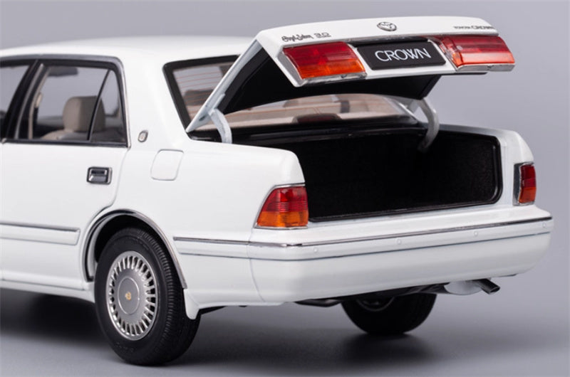 KengFai Toyota Crown 155 white 1:18 Car Pre-built Model view3