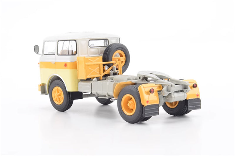 Premium ClassiXXs SKODA-706-MTTN Liaz Tractor Truck yellow 1:43 Truck Pre-built Model