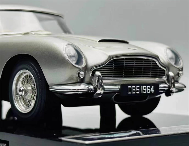1:18 Aston Martin DB5 silver Amalgam Resin Car Model view7