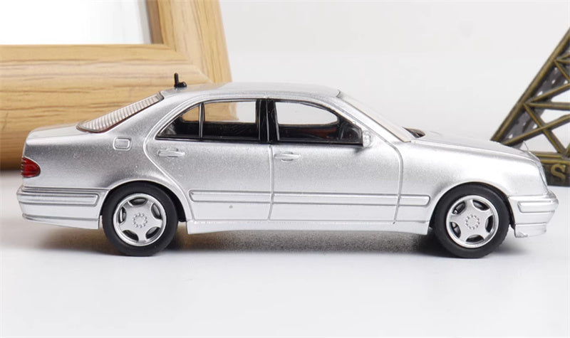 Max well Mercedes Benz E320 W210 6th Generation E-Class metallic silver 1:64 Car Pre-built Airliner Model Display view3