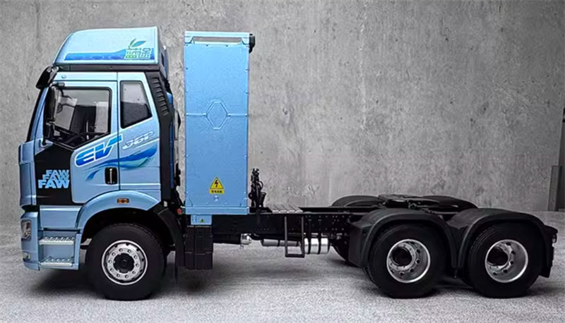 FAW Jiefang J6P Lantu New Energy Tractor Pure Electric Sky Blue 1:24 Truck Pre-built Model