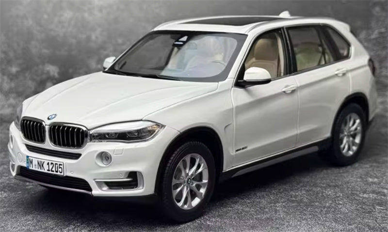 Paragon BMW X5 F15 White 1:18 Car Pre-built Model view1