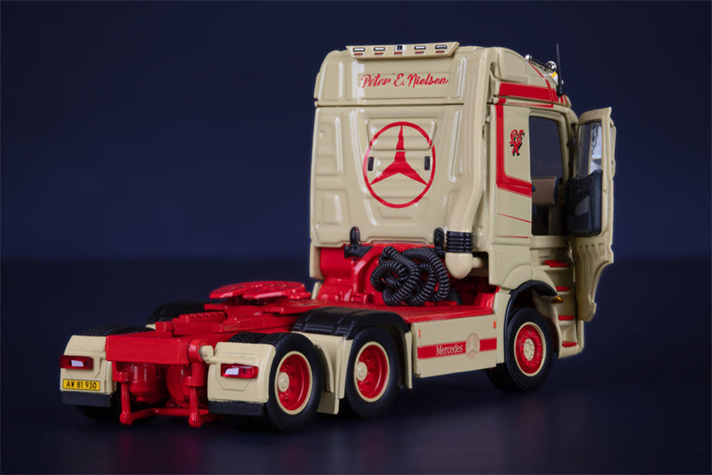 IMC Mercedes Benz ACTROS STREAMSPACE 6X4  PETER E. IELSEN Open door style 1/50 Truck Pre-built Model