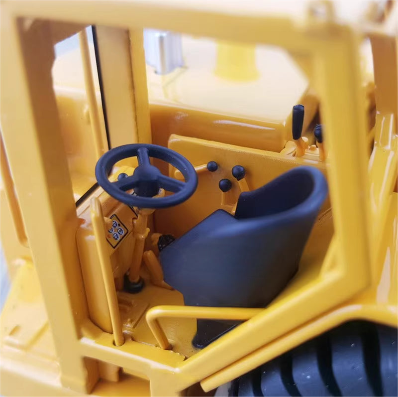 CCM CAT 651B Wheel Tractor Scraper 1:48 Truck Pre-built Model