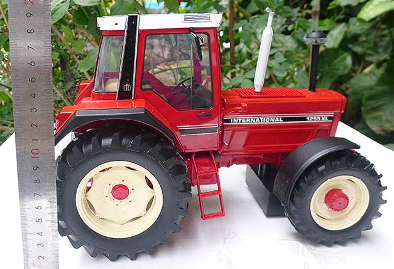 Universal Hobbies International 1255 XL Case tractor Red Limited Edition 999PCS ONLY 1:16 Truck Pre-built Model