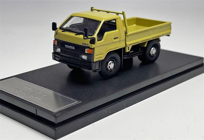 Master Toyota DYNA light truck Mud yellow right hand drive 1:64 Truck Pre-built Airliner Model Display view1