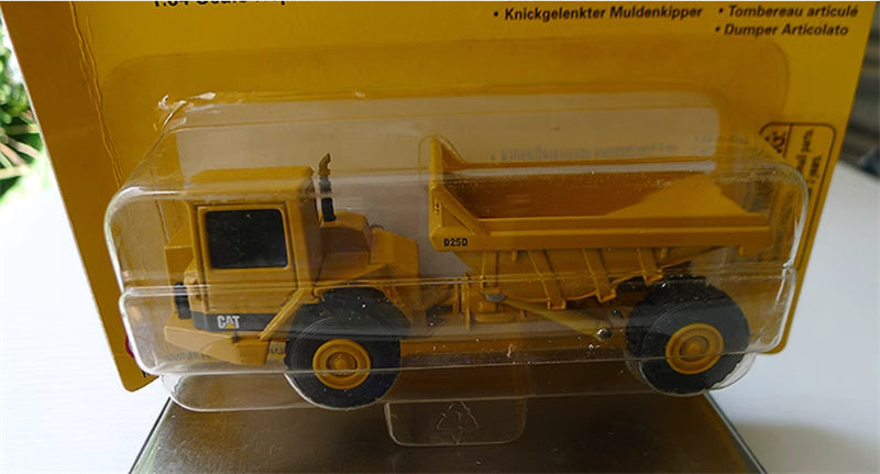Norscot Cat D25D Articulated Truck yellow 1:64 Truck Pre-built Model