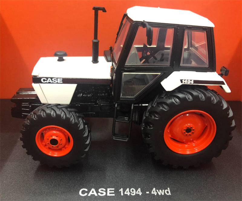 Universal Hobbies CASE 1494-4WD Agricultural Tractor White/Black 1:32 Truck Pre-built Model