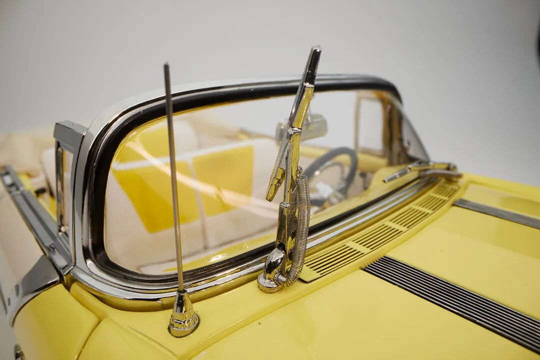 Sun Star 1:18 1955 Pontiac Star Chief Open Convertible diecast model yellow