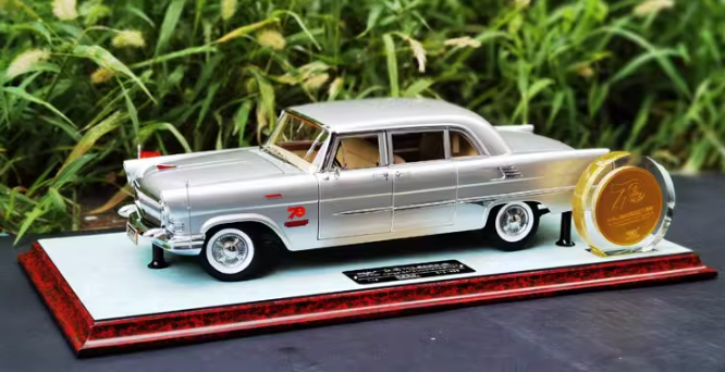 Century Dragon Hongqi CA72 70th Anniversary Edition silver 1:18car Pre-a Model