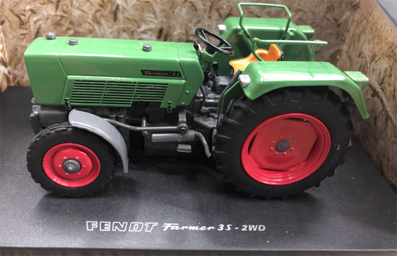 Universal Hobbies Fendt Farmer 3S-2WD tractor Green 1:32 Truck Pre-built Model