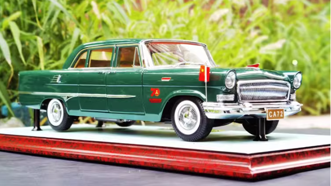 Century Dragon Hongqi CA72 70th Anniversary Edition green 1:18car Pre-a Model