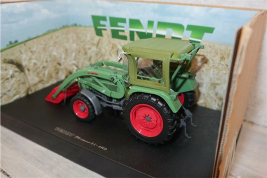 Universal Hobbies Fendt Farmer 5S-4WD tractor 1:32 Truck Pre-built Model