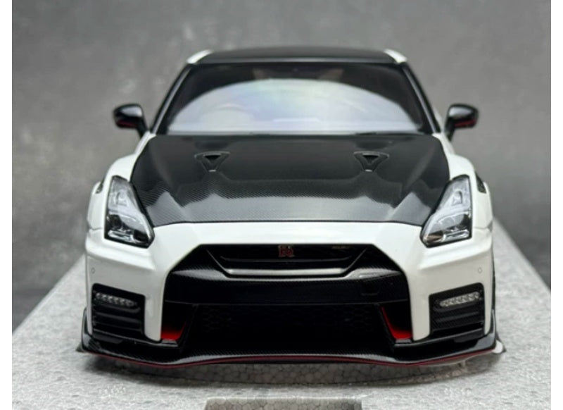 1:18 Nissan GT-R NISMO R35 2022 Brilliant White Pearl MOTORHELIX Special Edition Limited Edition 699PCS ONLY DIECAST Model