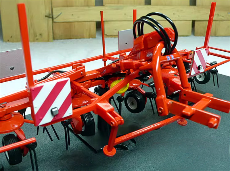 Universal Hobbies Kuhn GF 6502 agricultural tractor trailer Red 1:32 ACCESSORIES Pre-built Model