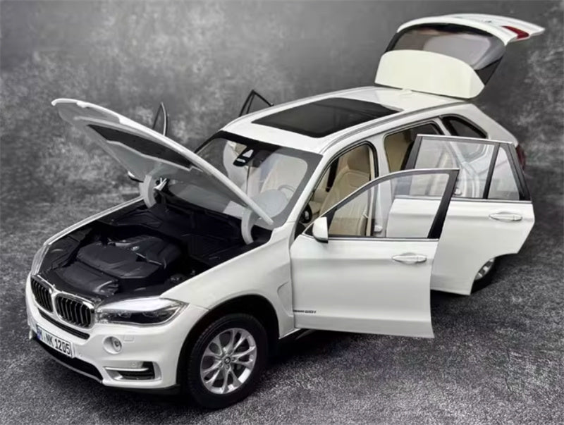 Paragon BMW X5 F15 White 1:18 Car Pre-built Model view9