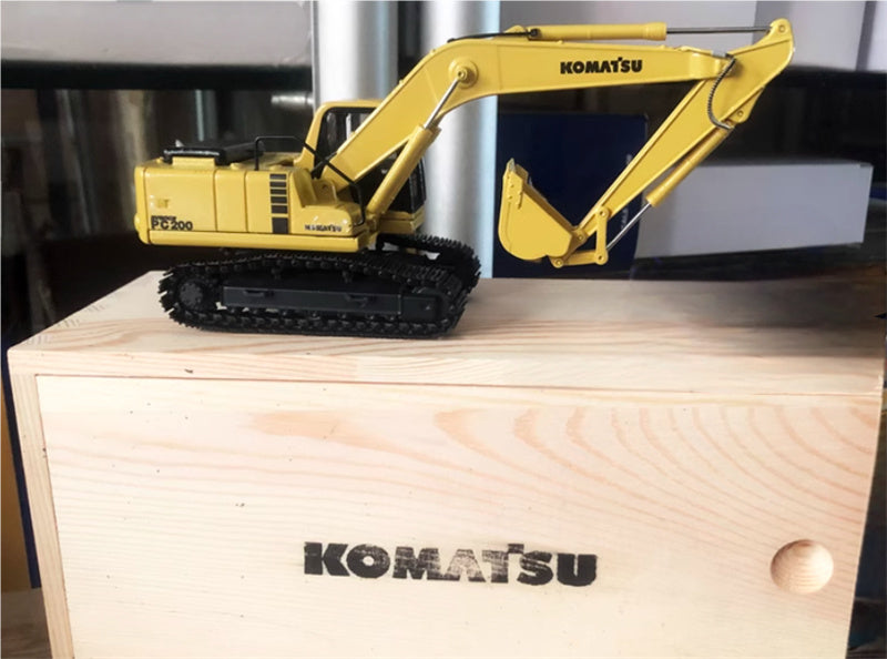 KOMATSU PC200-6 Hydraulic Excavator Classic Collection Edition 1:50 Truck Pre-built Model