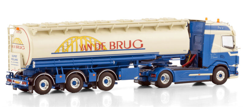 WSI  DAF XF SH WITH SKY LIGHTS 4X2 ANIMALFEED BULK TRAILER - 3 AXLE Van de Brug Elspeet 1:50 Truck Pre-built Model