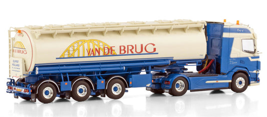 WSI  DAF XF SH WITH SKY LIGHTS 4X2 ANIMALFEED BULK TRAILER - 3 AXLE Van de Brug Elspeet 1:50 Truck Pre-built Model