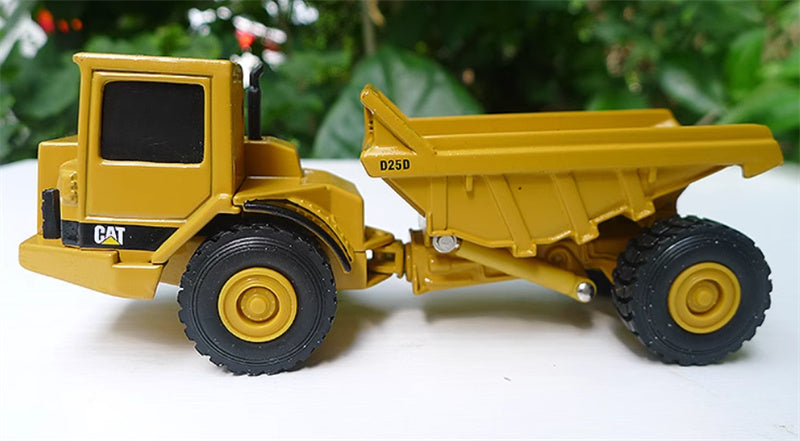 Norscot Cat D25D Articulated Truck yellow 1:64 Truck Pre-built Model